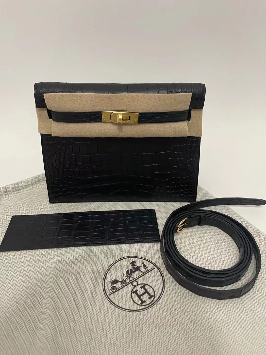 Hermes Kelly Danse, черная крокодиловая кожа с золотой пряжкой