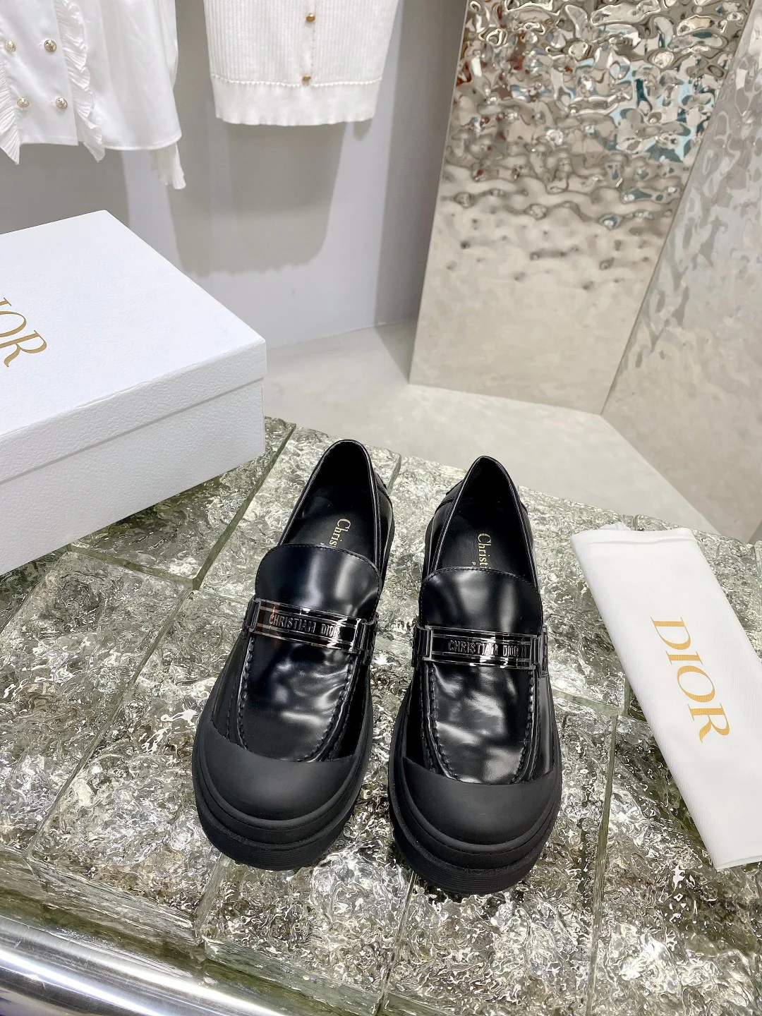 Новинка сезона ?Ранняя осень? от Dior 2022 — платформа, мысок-ракушка, акростих.