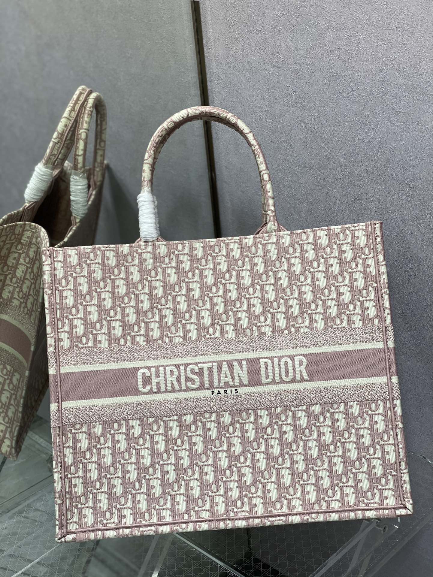 Большая сумка Dior Book Tote 41-5 см, розовая, с монограммой, из канваса.