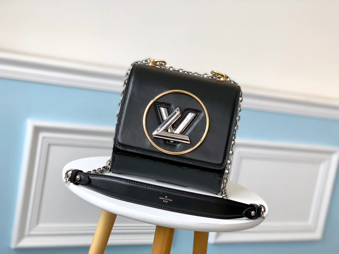 m90366-LV-2019 Коллекция ранней весны - сумка-клатч Twist