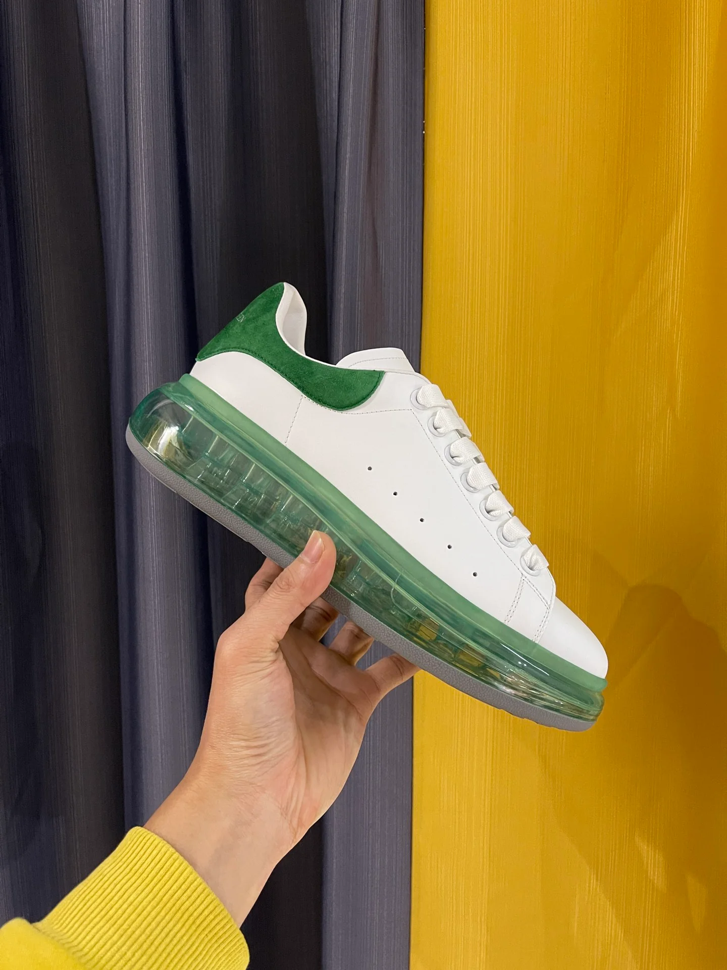 Классические белые кроссовки McQueen - унисекс - зеленая бархатная пятка и зеленая воздушная подушка - Премиум-издание