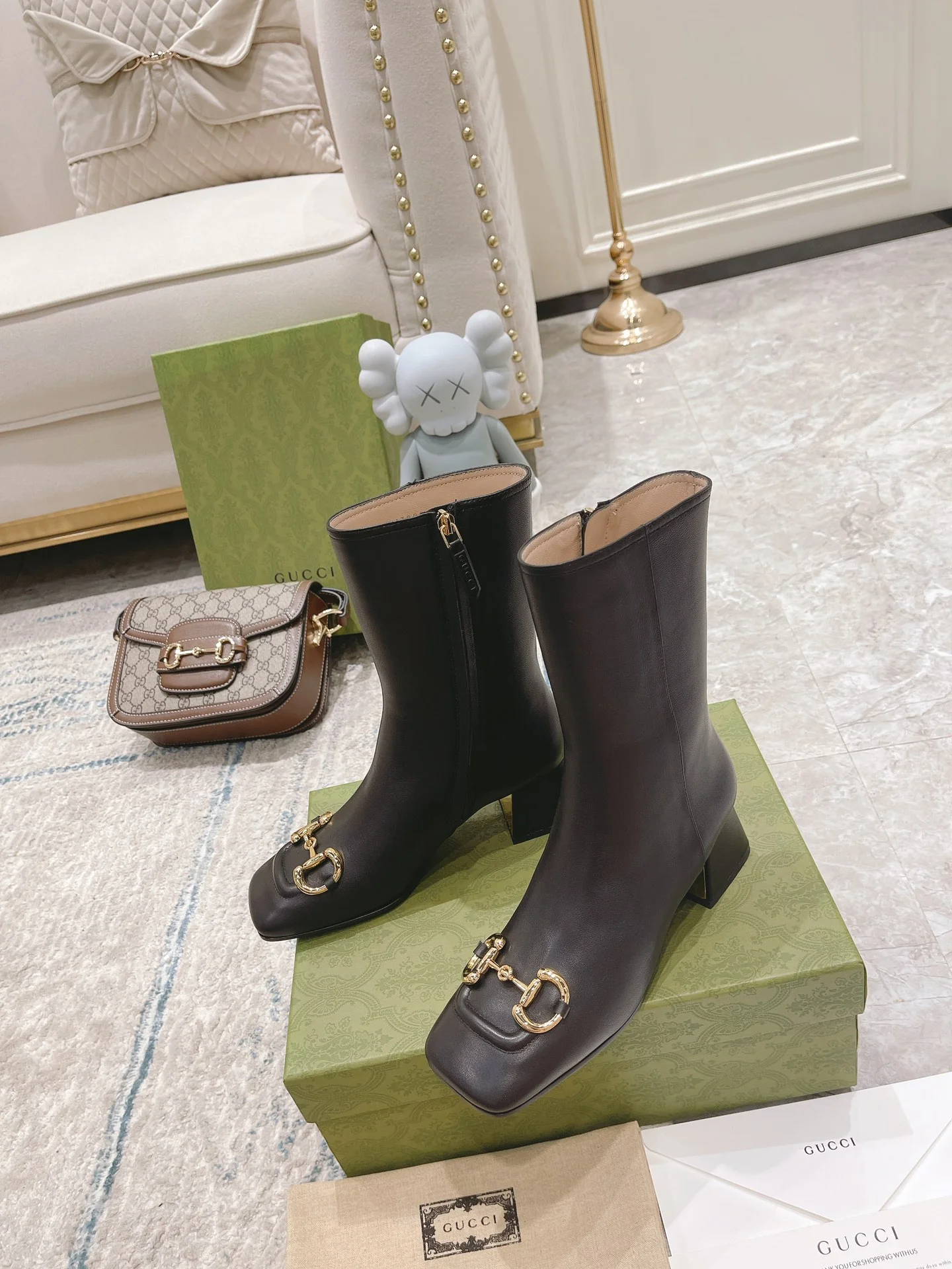 Новинка сезона осень/зима 2022 от Gucci — высокие сапоги на массивном каблуке в стиле ретро.