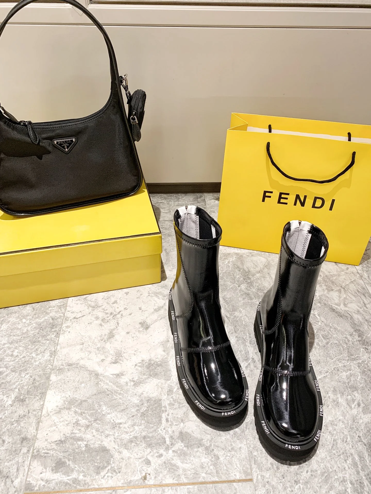 Лакированные ботильоны Fendi - черные