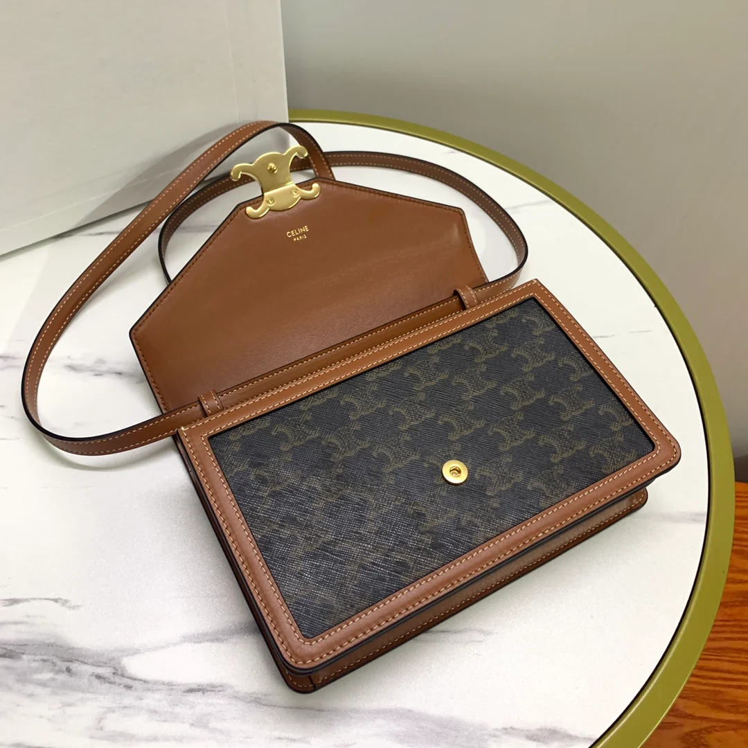 Сумка-конверт Celine WOC - полностью кожаный плечевой ремень - коричневая