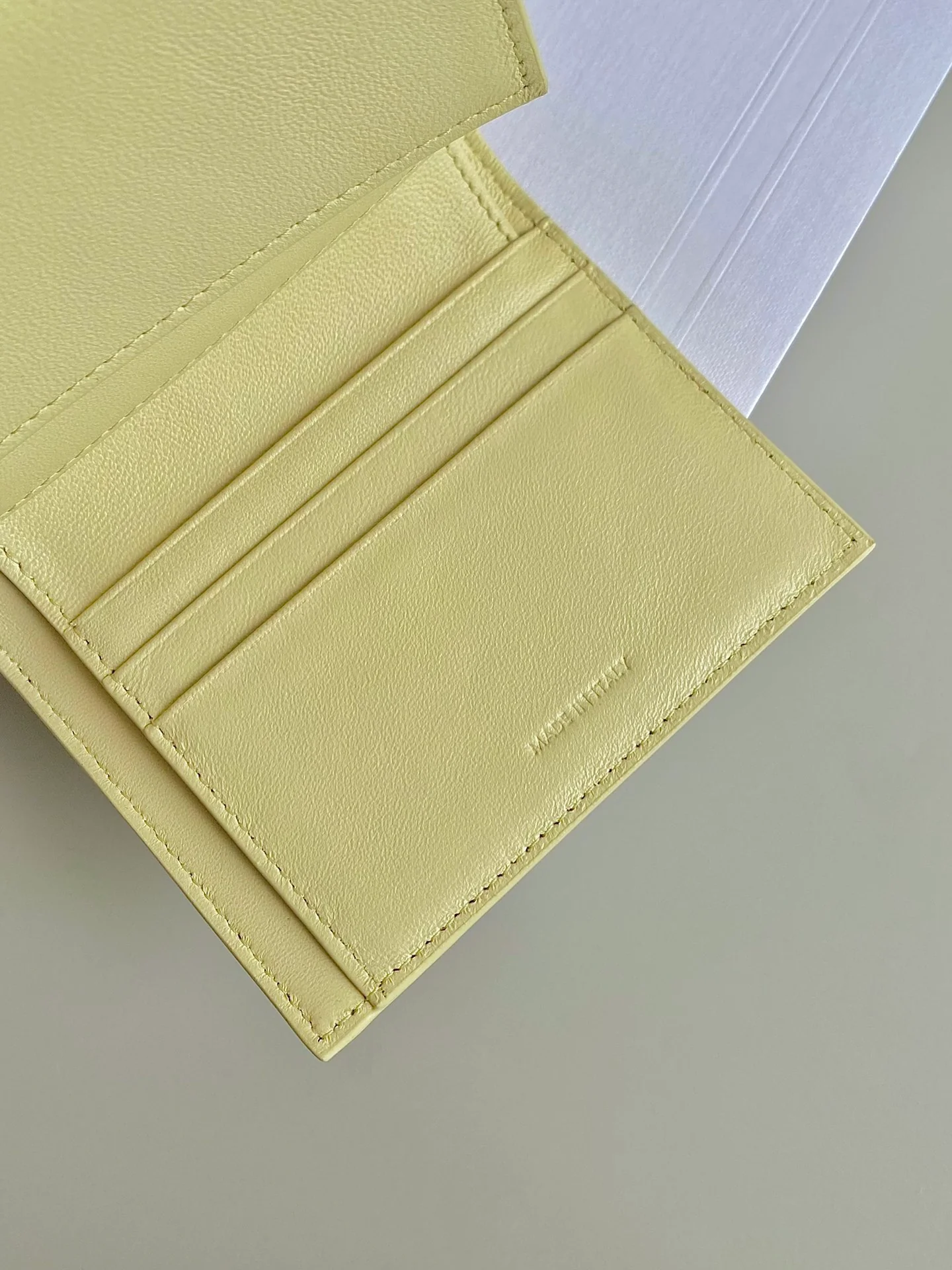 Кардхолдер Celine Triomphe Trifold — светло-жёлтый