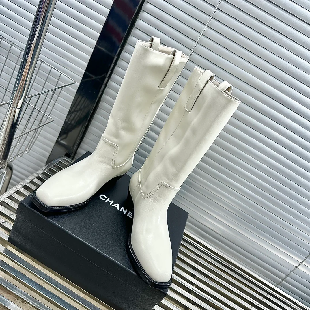 Новинка сезона осень/зима 2023 от Chanel - Мотоциклетные ботинки на низком каблуке - Белые