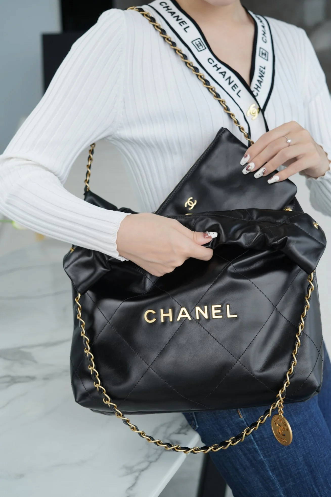 Сумка Chanel 22p 22bag, маленькая, черная, с серебряной пряжкой.
