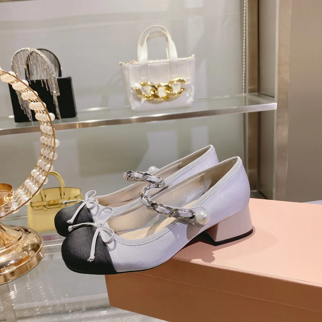 Весенняя коллекция Miu Miu 2023 - Шелковые туфли на низком каблуке с квадратным носком - Фиолетовые