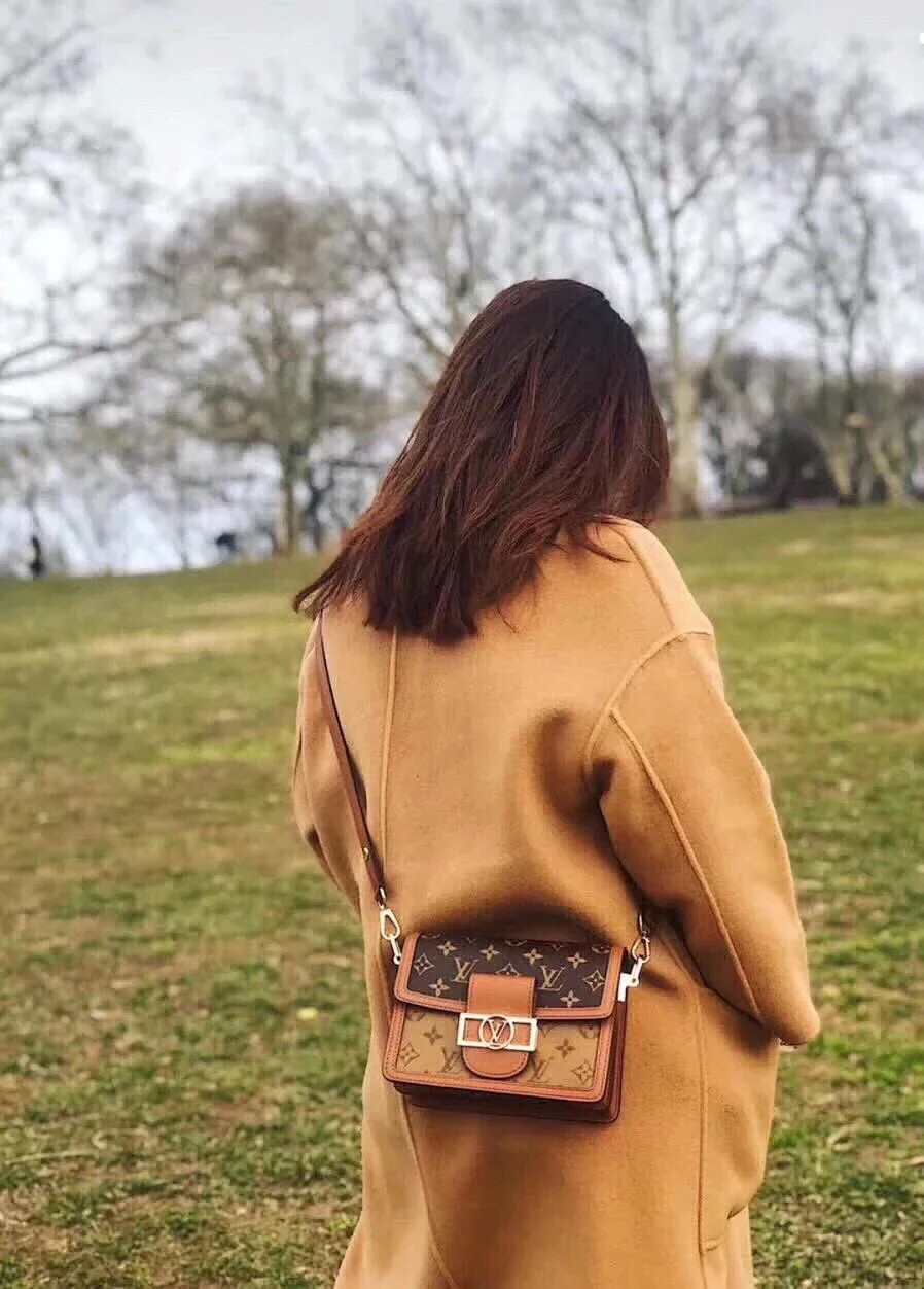 m44580-LV-dauphine-messenger сумка-мессенджер на теле с фото-маленьким размером