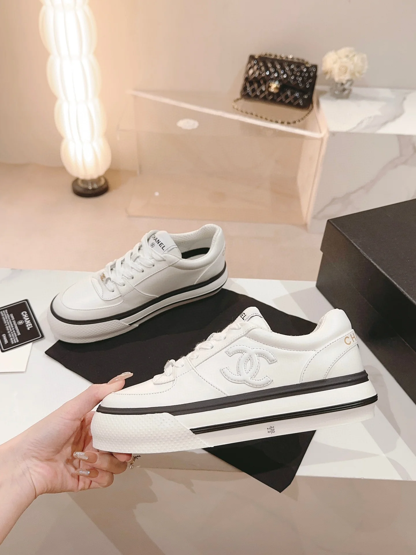 Новинка сезона ?Начало осени? от Chanel — повседневные туфли на платформе.