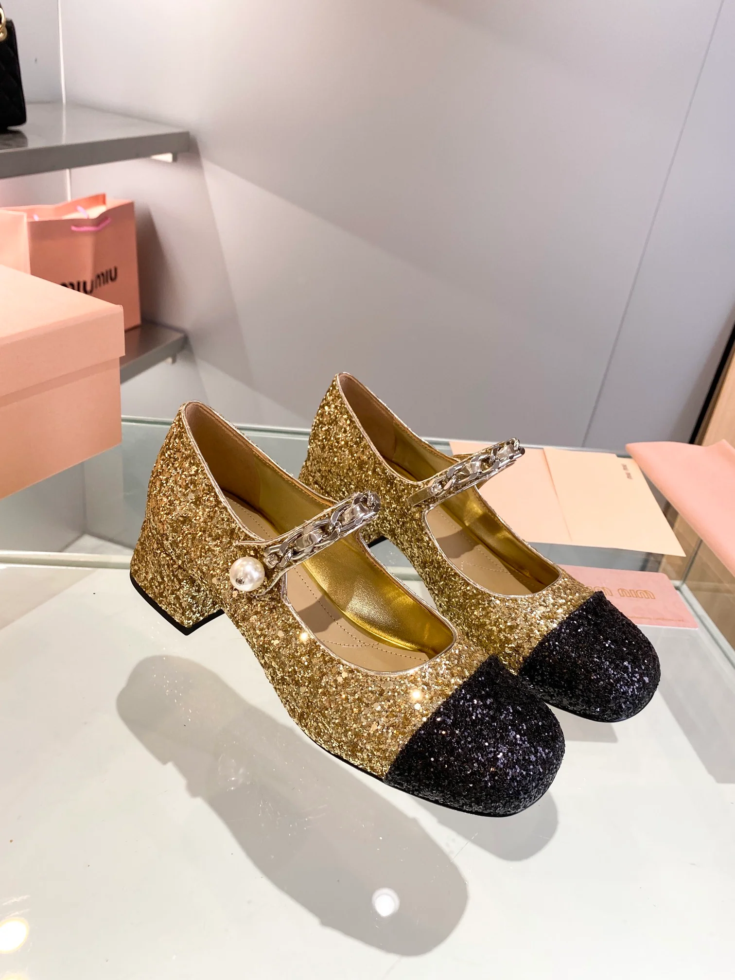 Новинка Miu Miu 2022 года - Туфли на низком каблуке