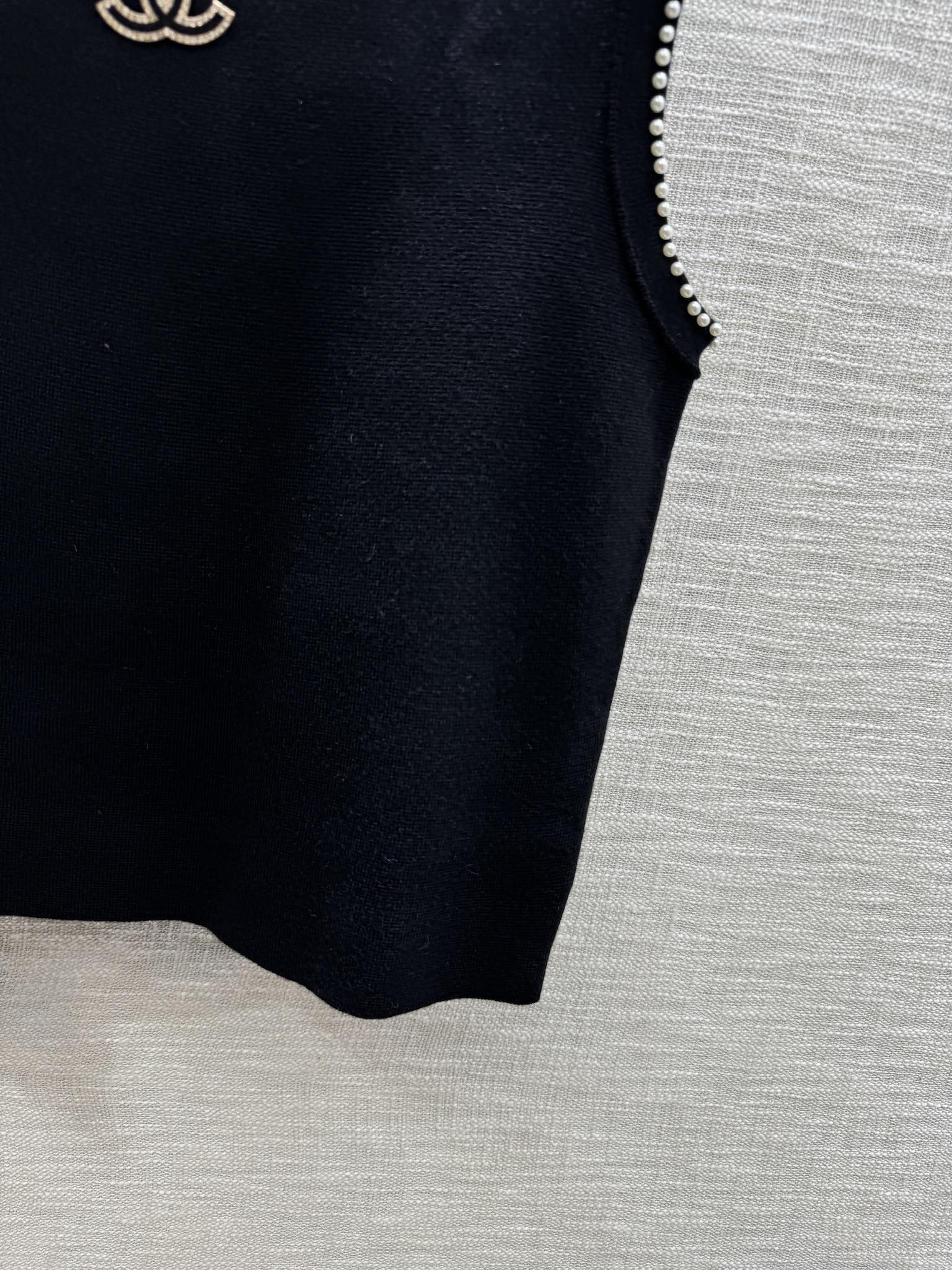 Жилет Chanel-2403 из плотной вязки с бисером-1