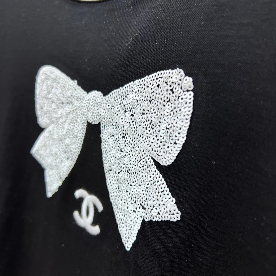 Футболка Chanel 2403 с вышитым бантом и пайетками, с короткими рукавами - черная