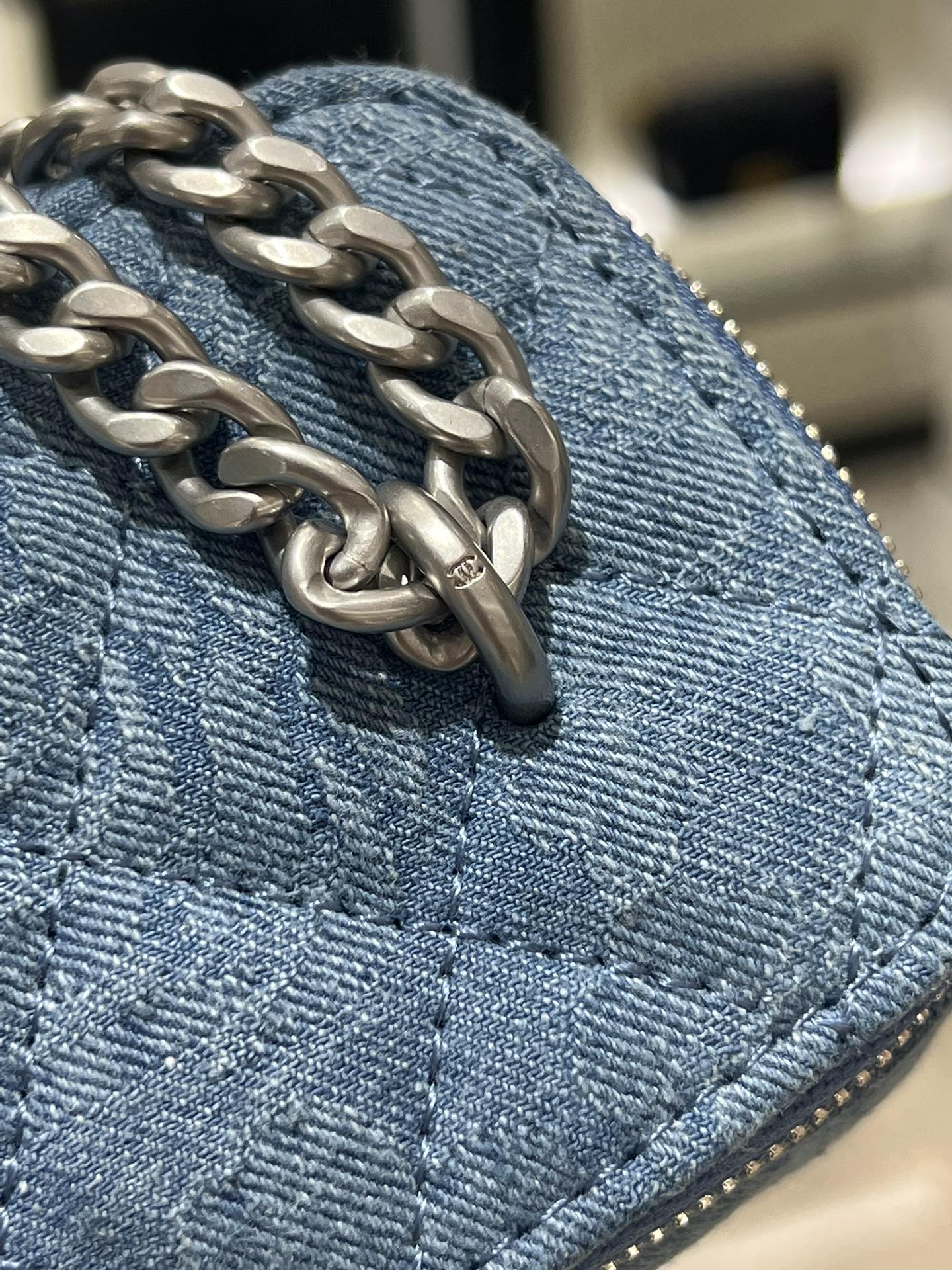 Пуговица в форме сердца из джинсовой ткани Chanel 2023 года — маленькая квадратная коробочка — светло-голубая серебристая пряжка