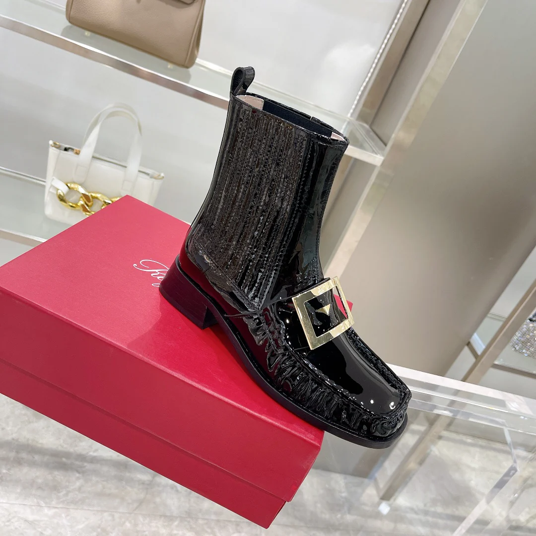 Лакированные ботинки челси с металлическими пряжками — черные.