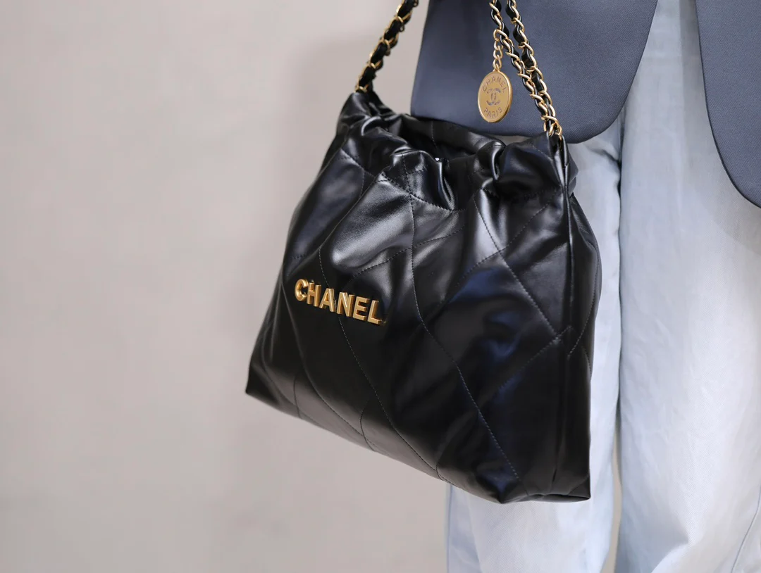 Сумка Chanel No. 22 — горизонтальный дизайн — черно-золотая