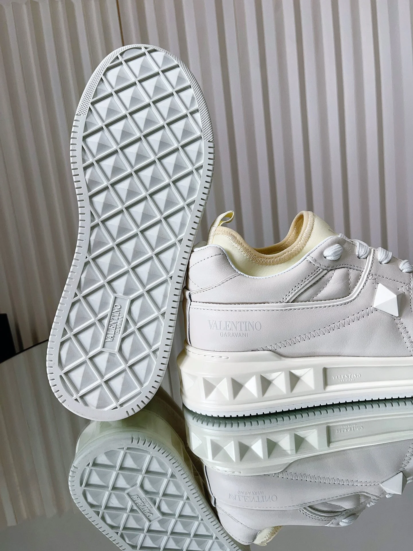 Valentino - Повседневные кроссовки - Унисекс - Белые