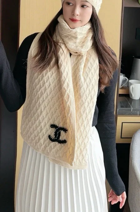 Вязаный шарф Chanel 2024 Double C Diamond Quilted Knitted Scarf - 30-160