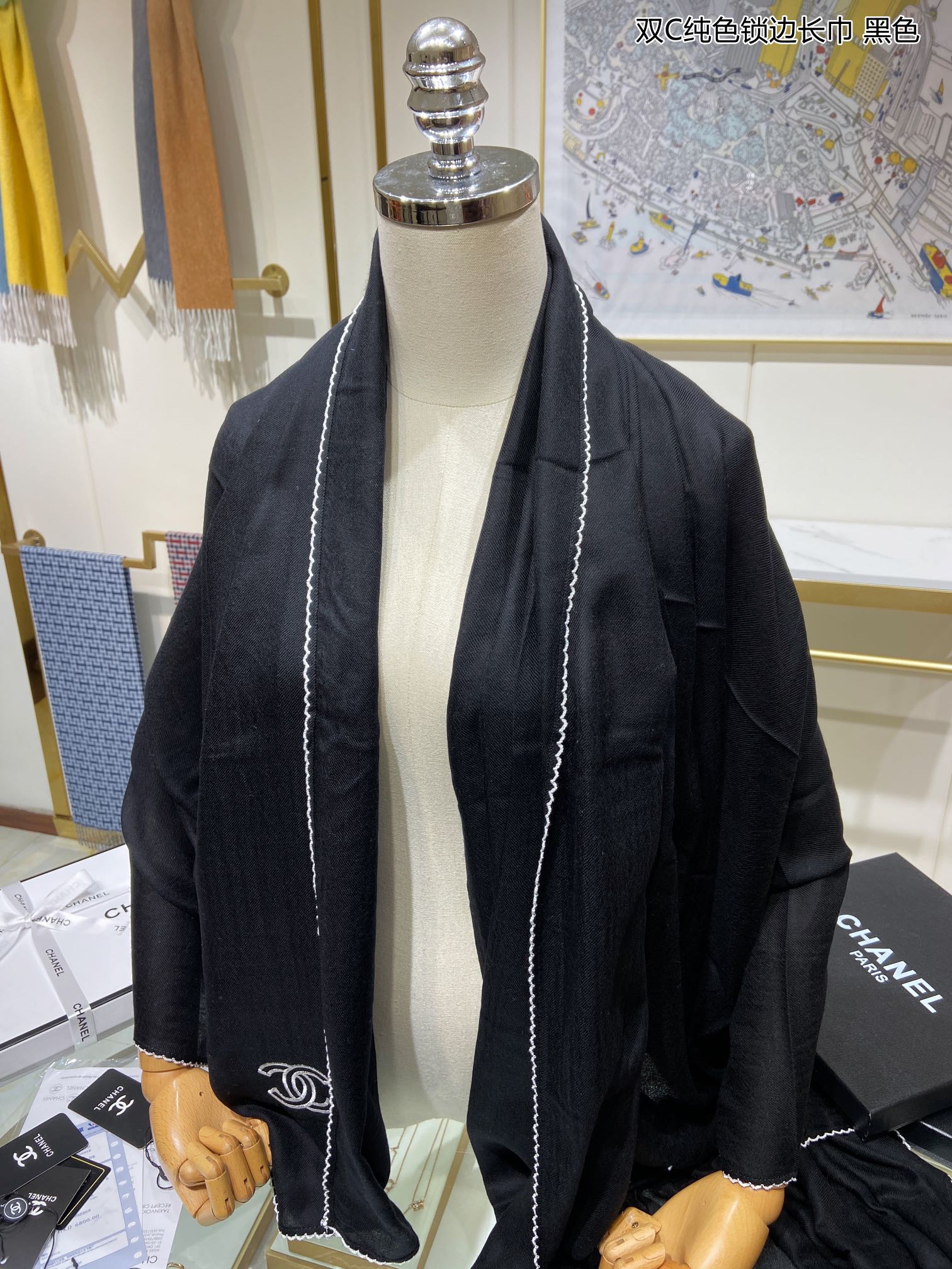 Однотонный кашемировый шарф Chanel с оверлочной отделкой.