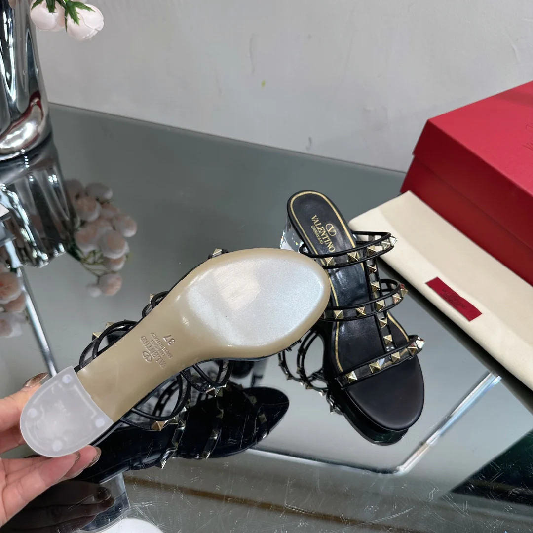 Новинка сезона весна/лето 2023 от Valentino - Прозрачные сандалии на каблуке с кристаллами - Черные