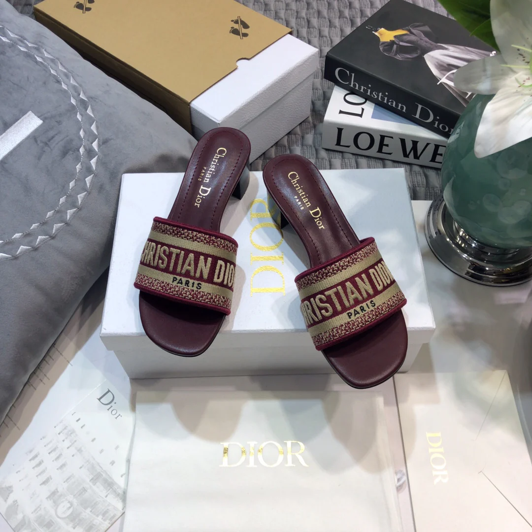 Новинка весенней коллекции Dior 2022 года - Вышитые туфли на низком каблуке - Бордовые