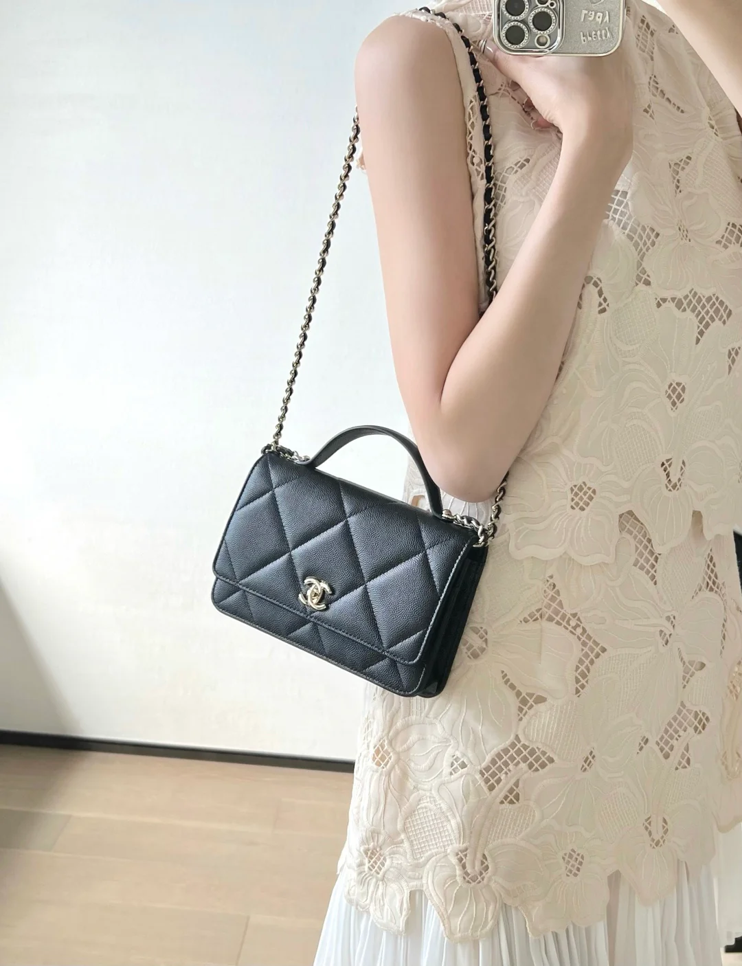 Сумка Chanel WOC с цепочкой и стеганой отделкой из 25-каратного золота — черная с фурнитурой из светлого золота.