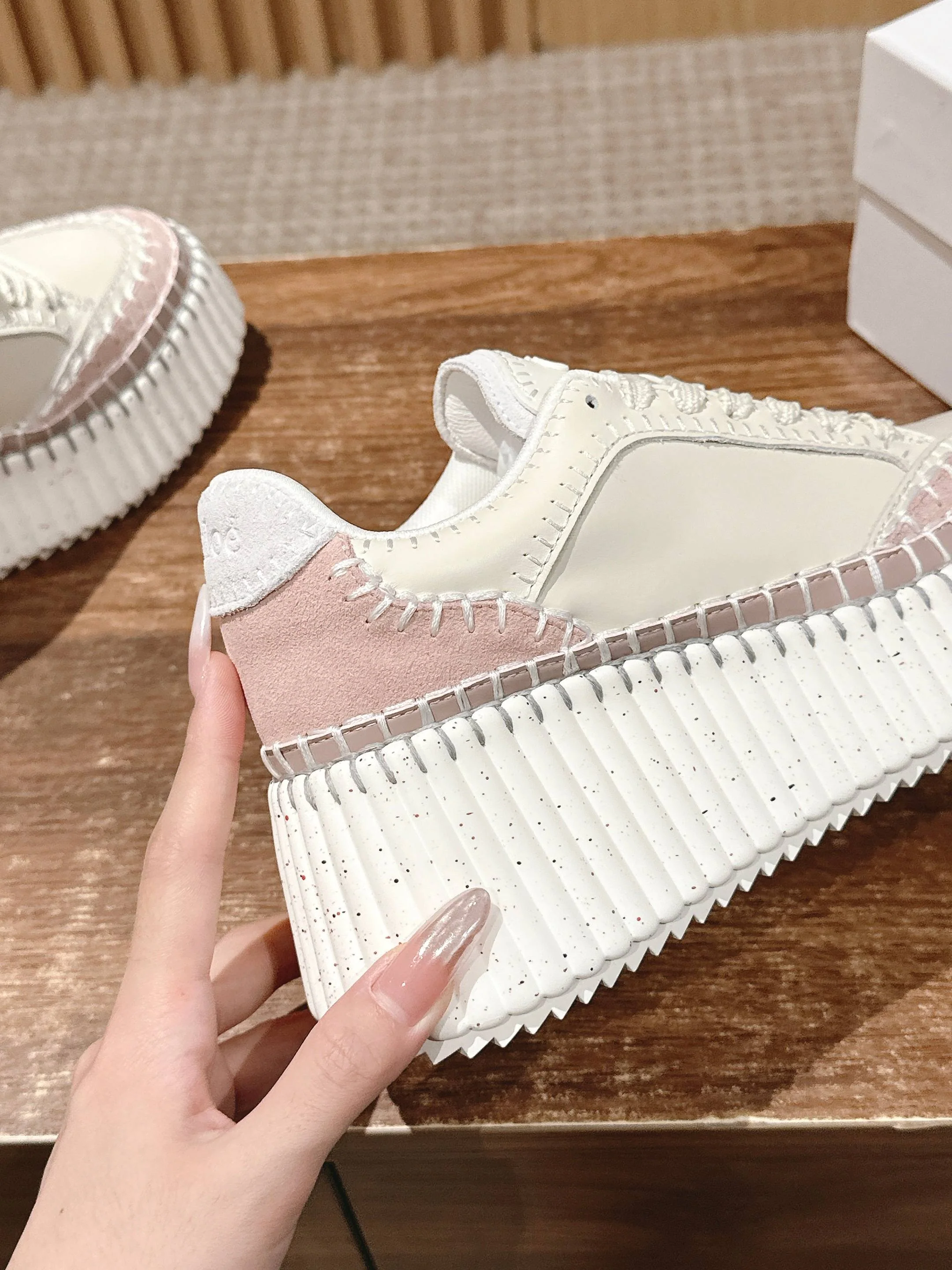 Белые кроссовки Chloe — Звездный стиль Джои Юнг, Сун И и Виктории Сон — Розовый