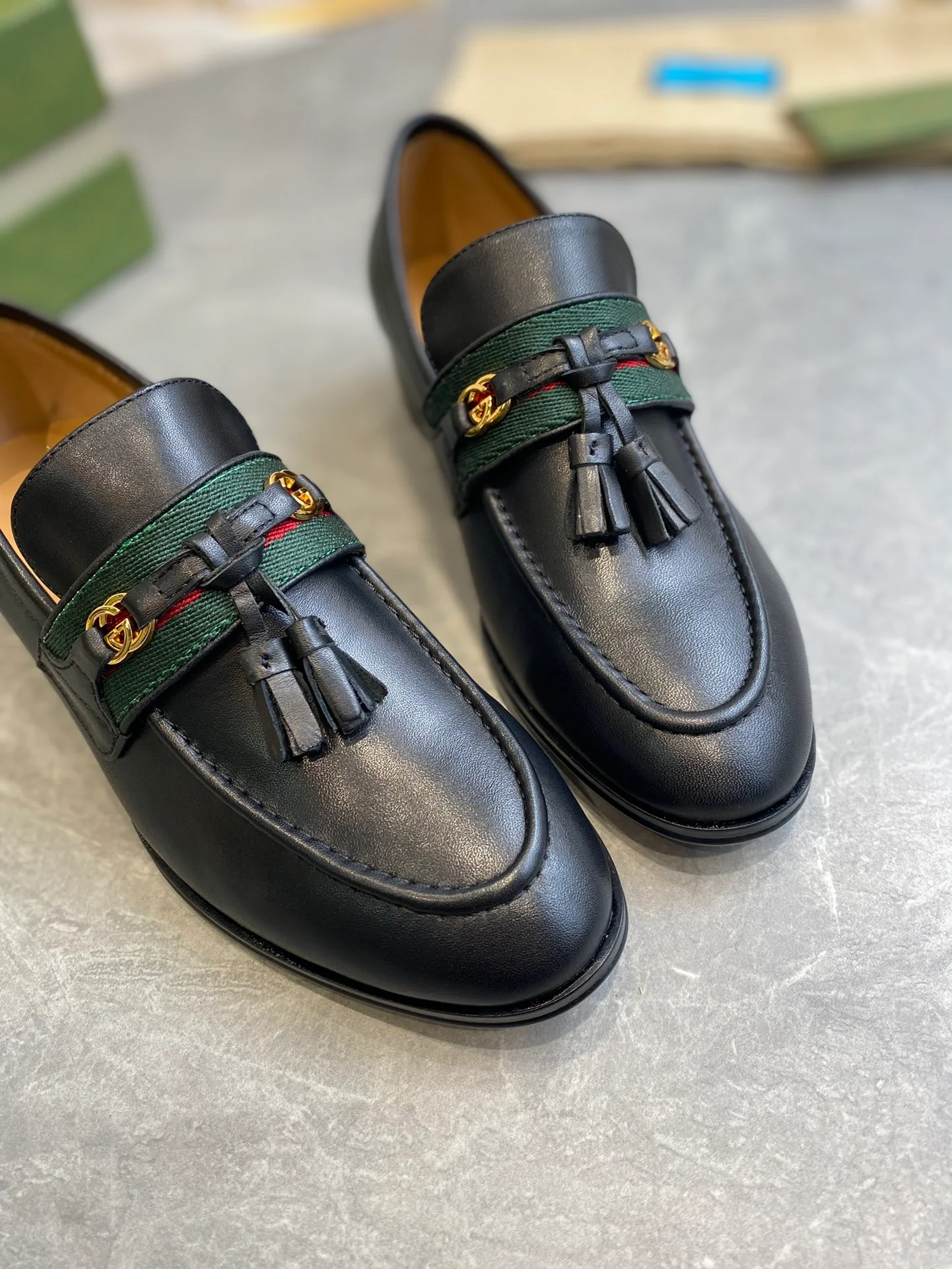 Лоферы Gucci с кисточками - 1