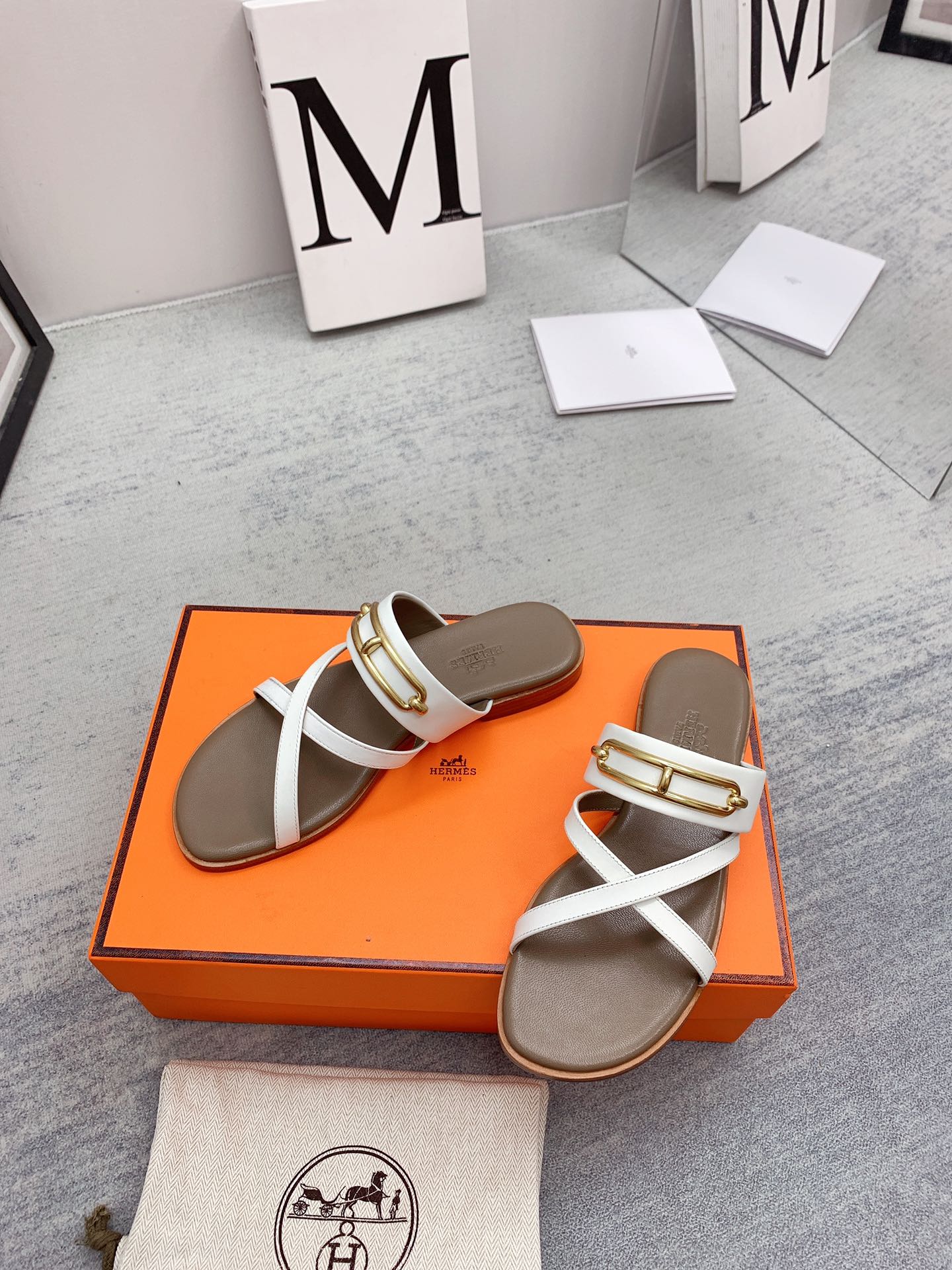 Новинка сезона весна/лето 2022 от Hermes - фактурные плоские тапочки