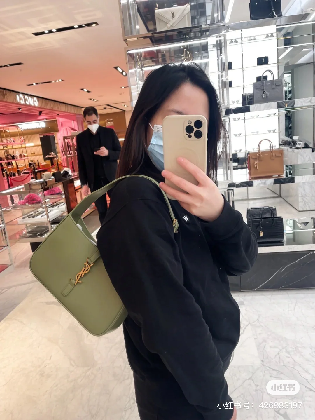 Сумка-седло YSL — цвет авокадо с золотой фурнитурой.