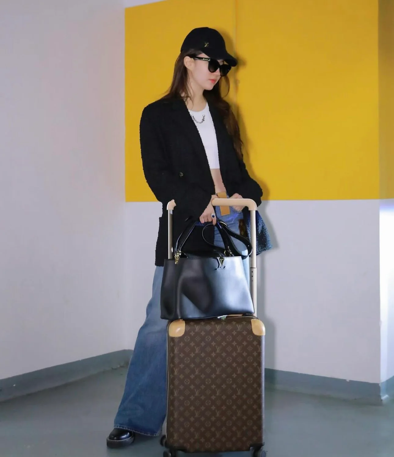 m24067-LV-Большая сумка Capucines, черная с золотой фурнитурой