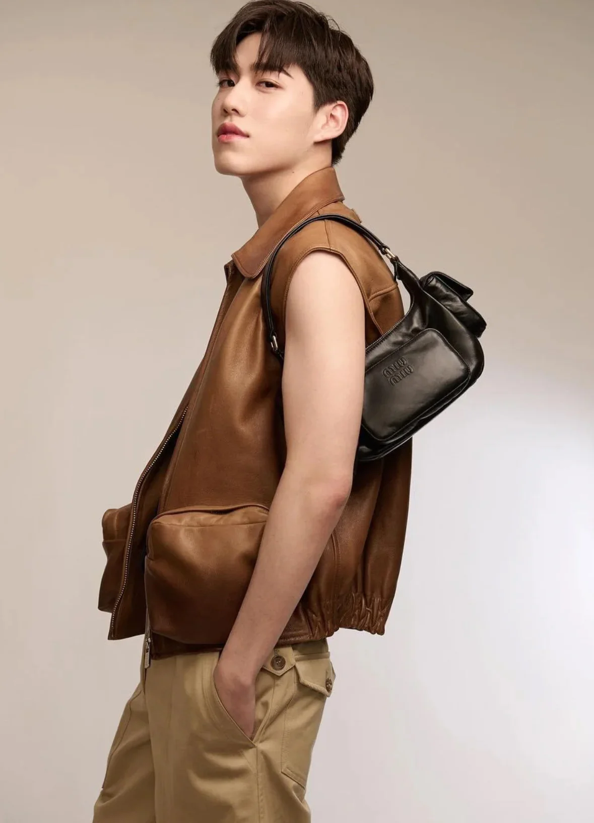 Сумка Miu Miu из кожи наппа с карманами — носите и делитесь с другими.