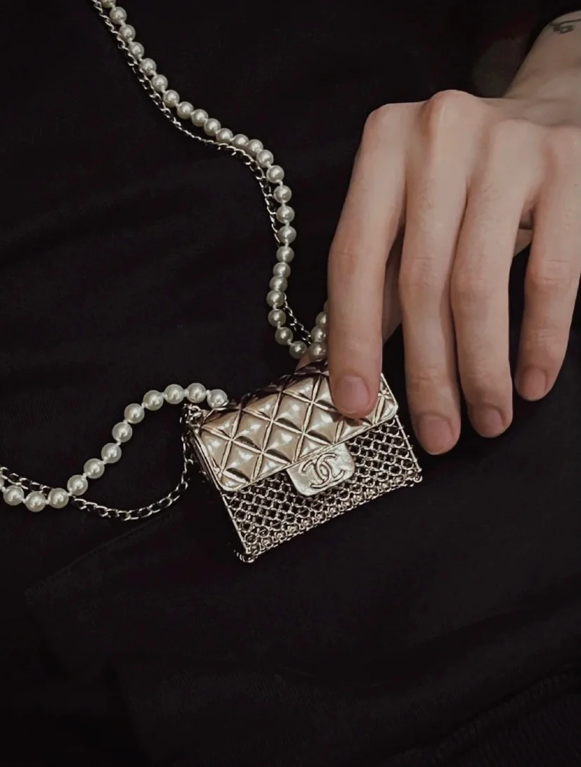 Металлическая сумка Chanel с жемчужной цепочкой