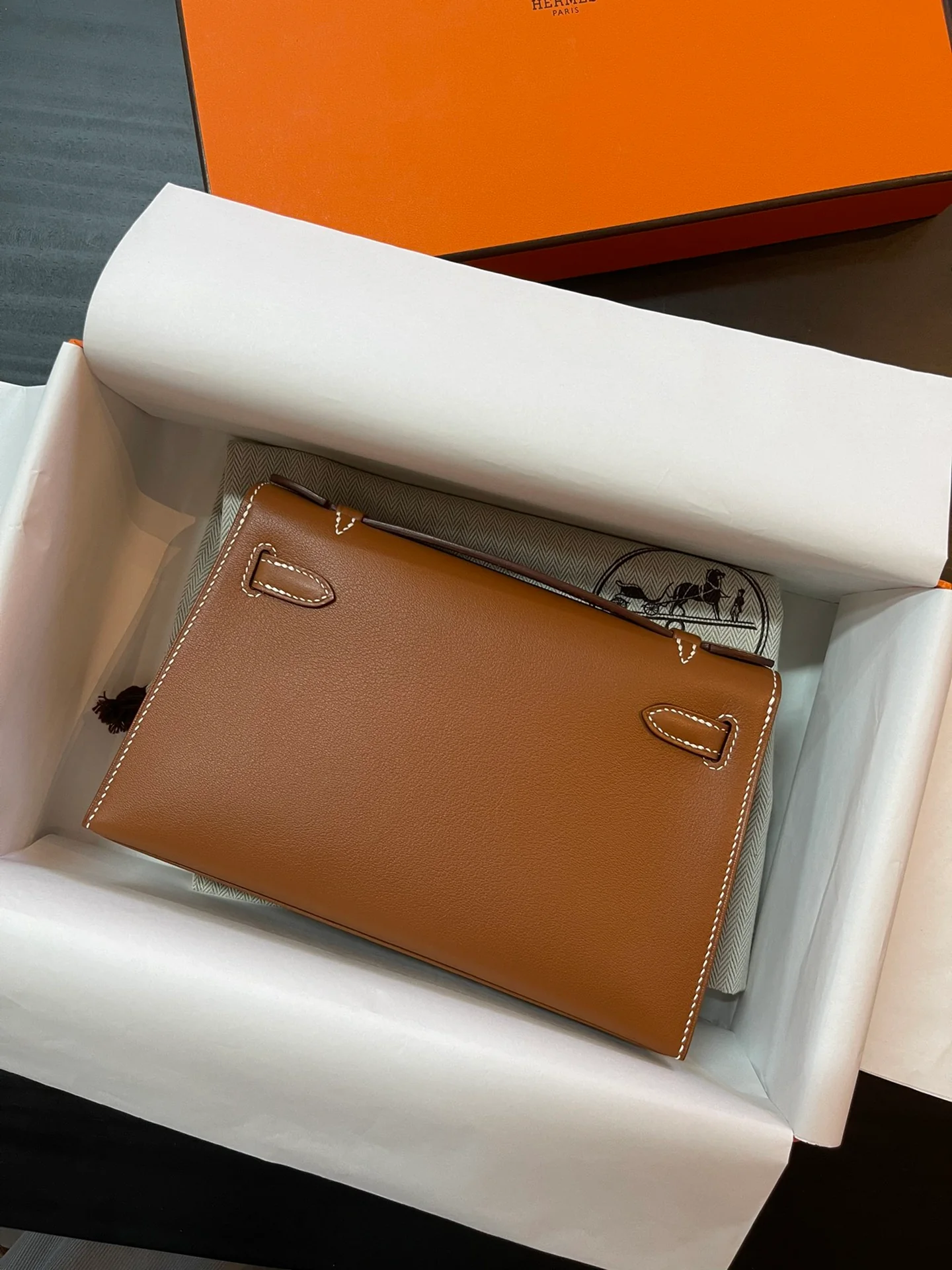 Миниатюрная пряжка Hermes Kelly 1-го поколения, золотисто-коричневая, серебристая.