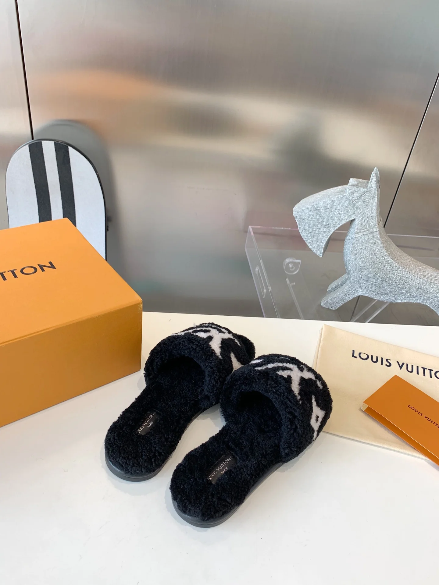 Новинка LV 2022 года - Меховые тапочки - Черные