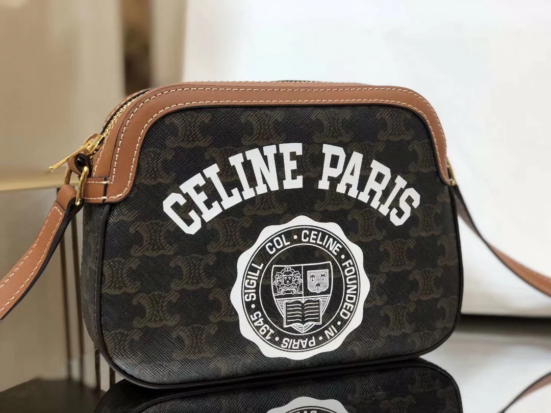 Маленькая холщовая сумка для фотоаппарата Celine Triomphe с большим логотипом.
