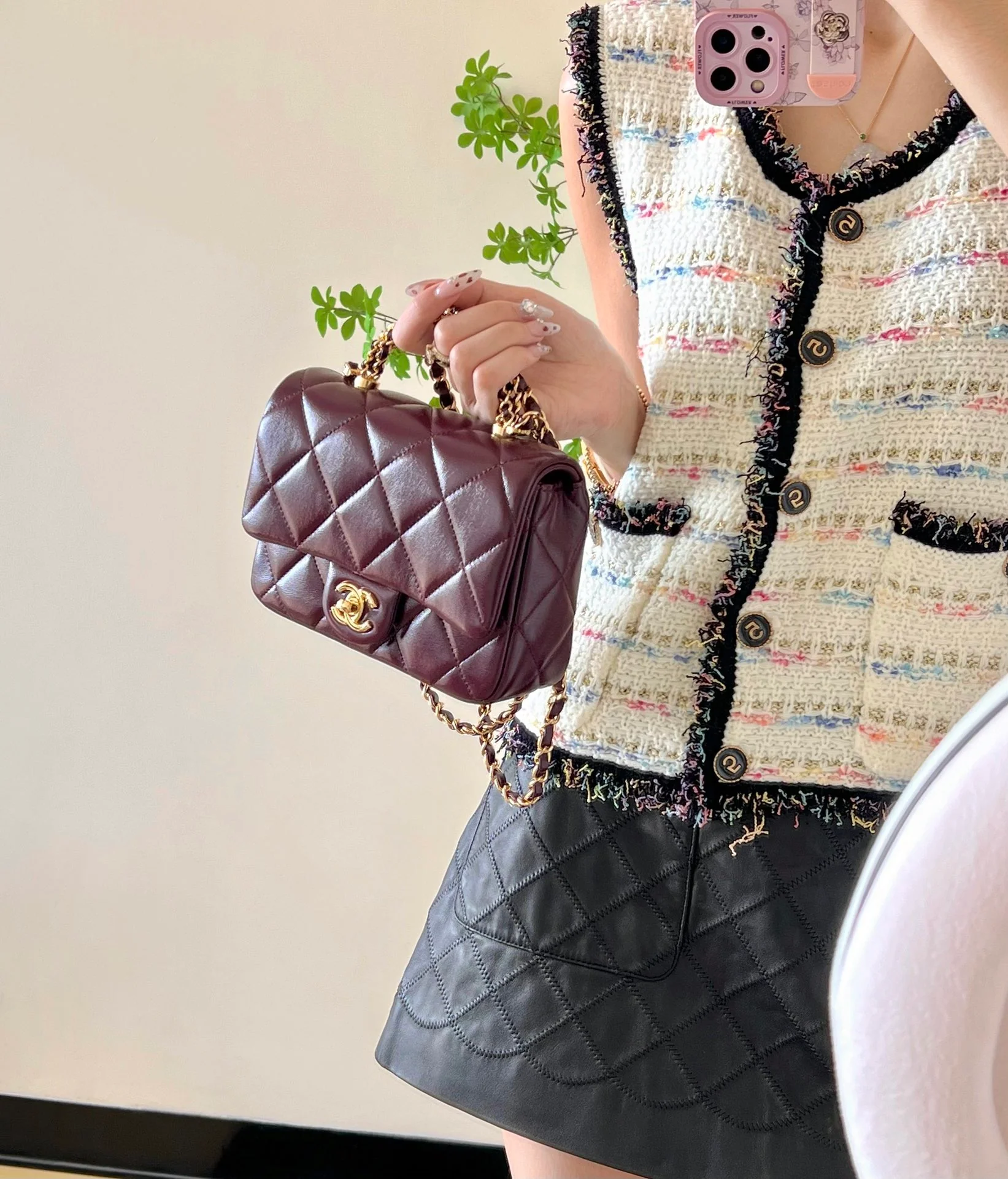 Маленькая бордовая сумочка Chanel с клапаном и привинчивающейся ручкой.