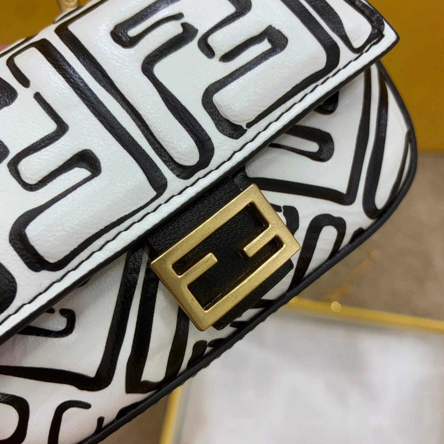 Маленькая белая кожаная сумка Fendi Baguette