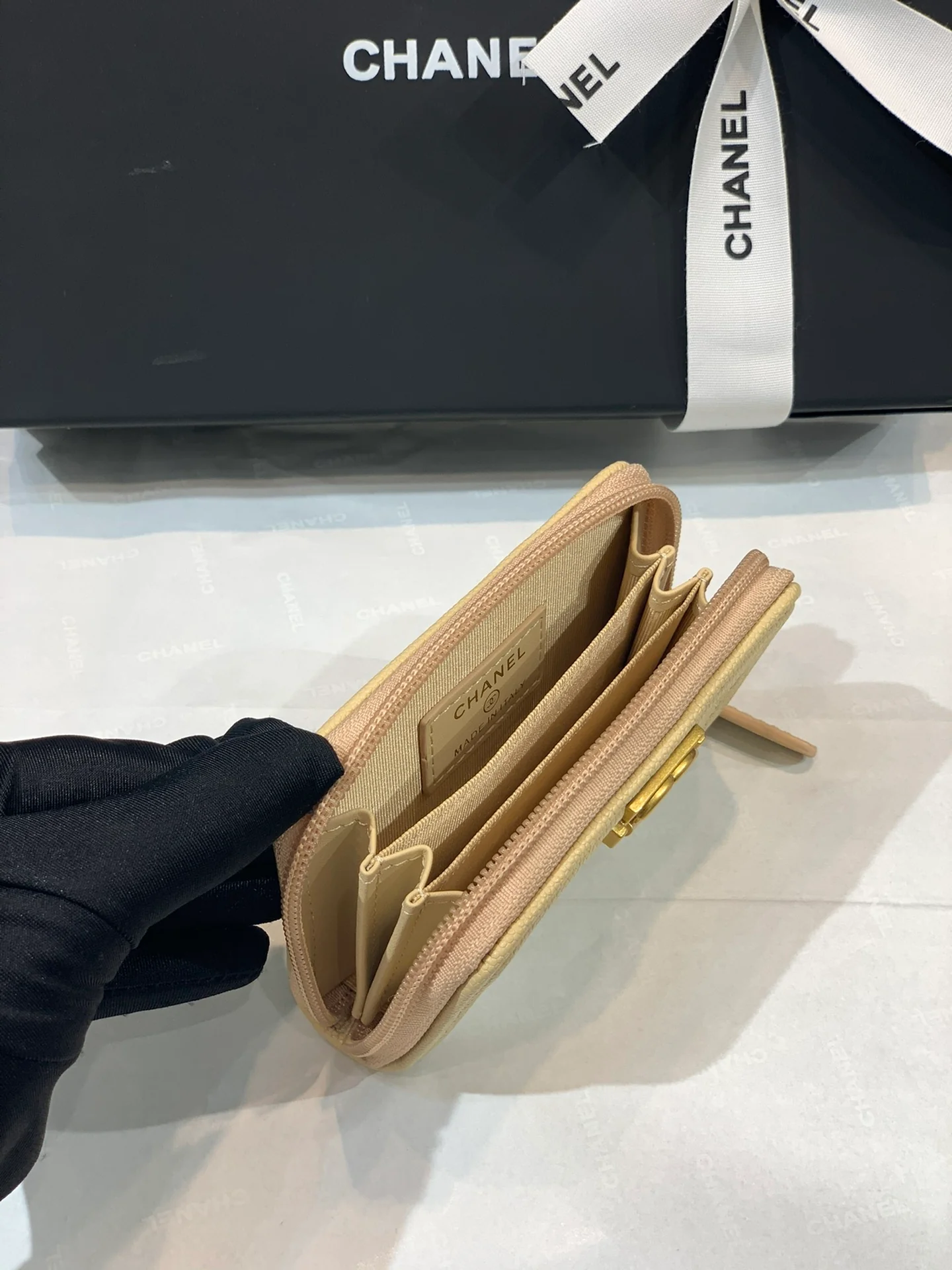 Монетоприемник Chanel Le Boy Classic на молнии - желтый