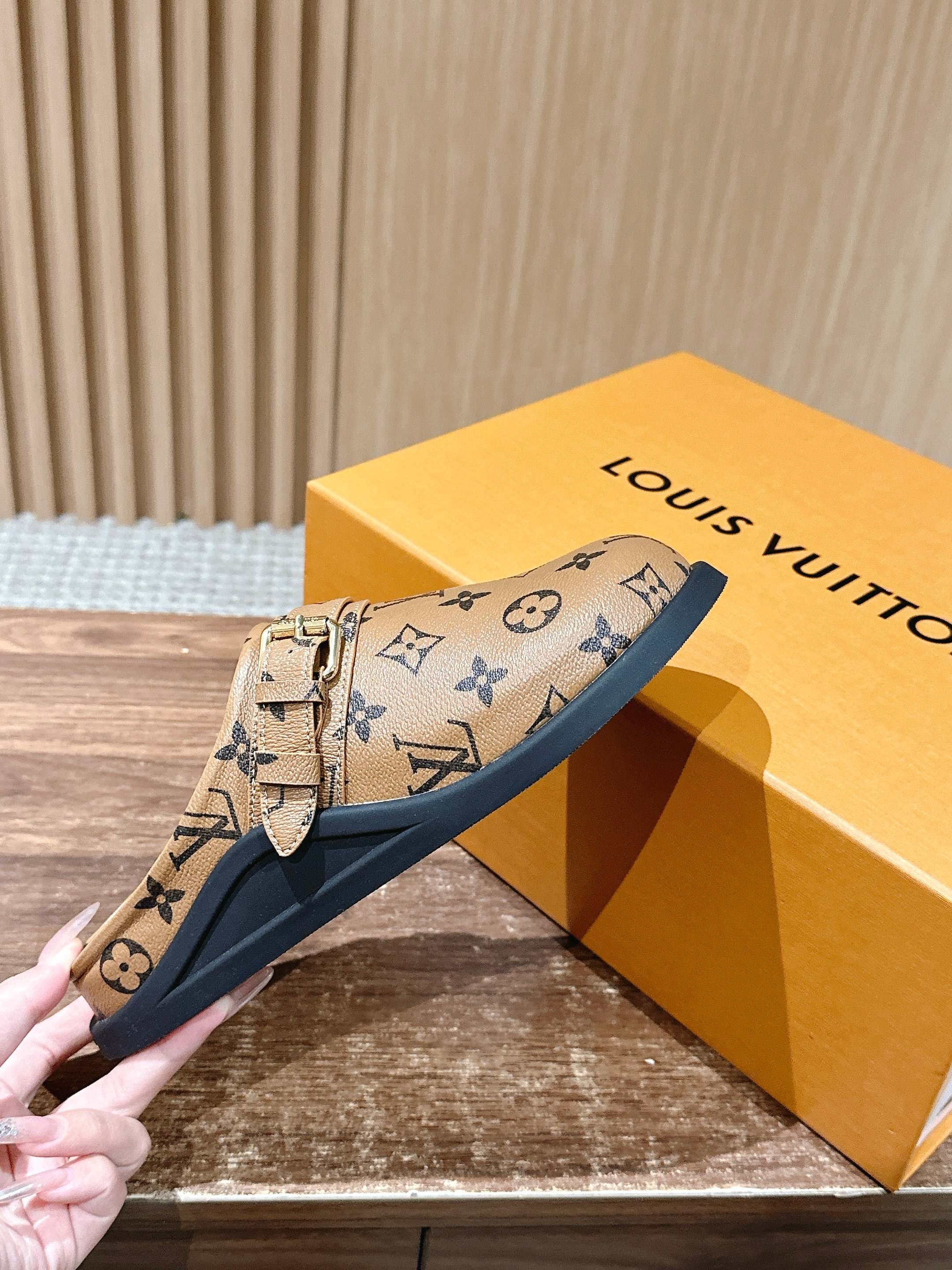 Новинка LV 2025 - Обувь Birkenstock - Монограммный узор - Светло-коричневый