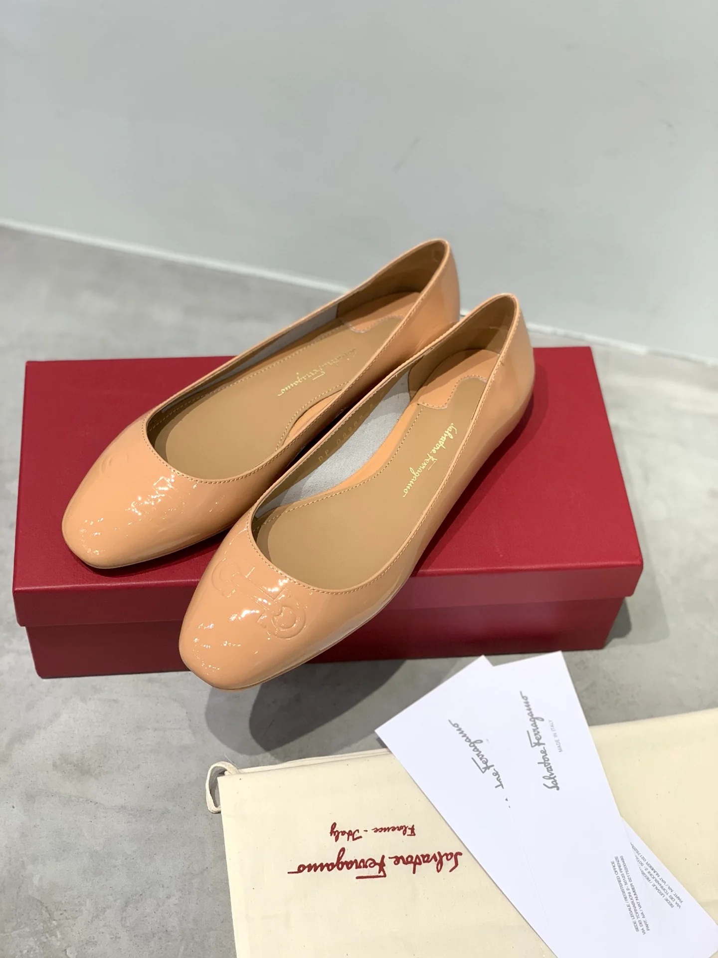 Туфли Salvatore Ferragamo - балетки телесного цвета с круглым носком