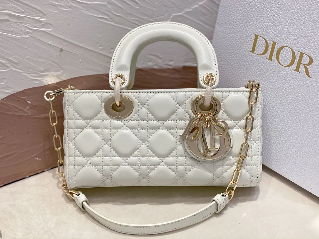 Сумочка Dior Lady d Joy, маленькая, из белой овечьей кожи с узором ?каннаж?.