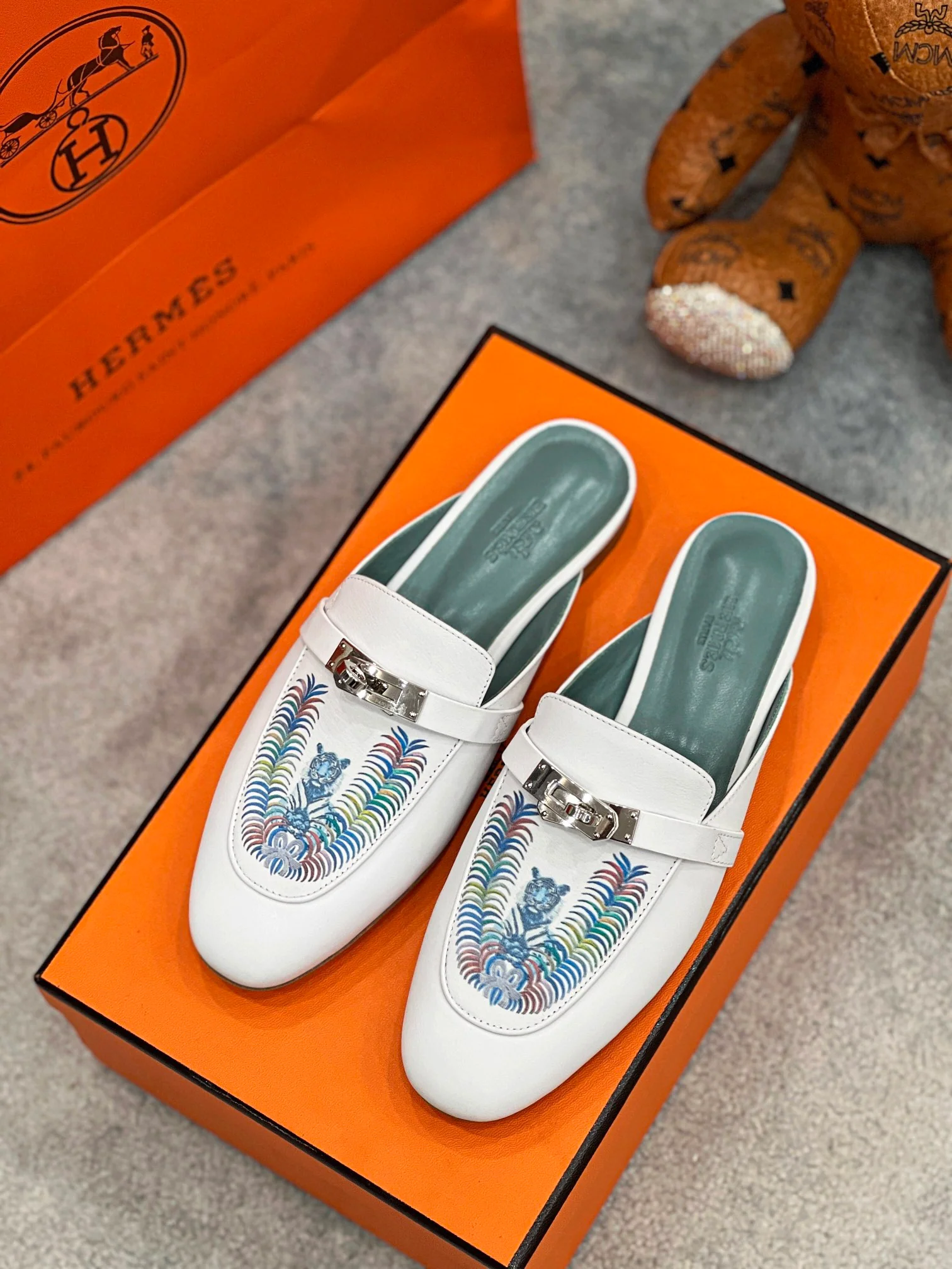 Новинка весны 2022 года от Hermes - мюли без шнурков.