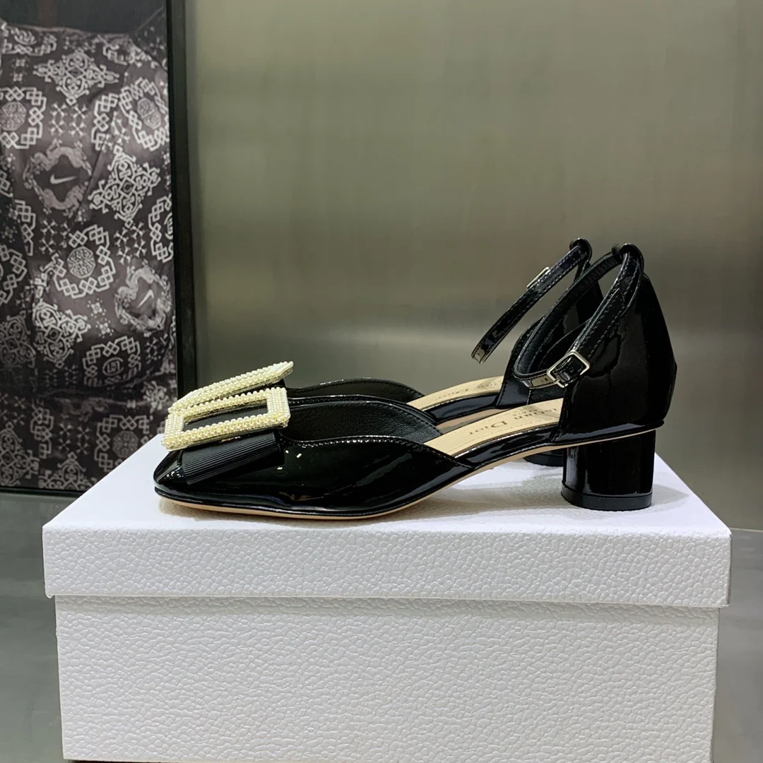 Новинка сезона весна/лето 2022 — сандалии на массивном каблуке.