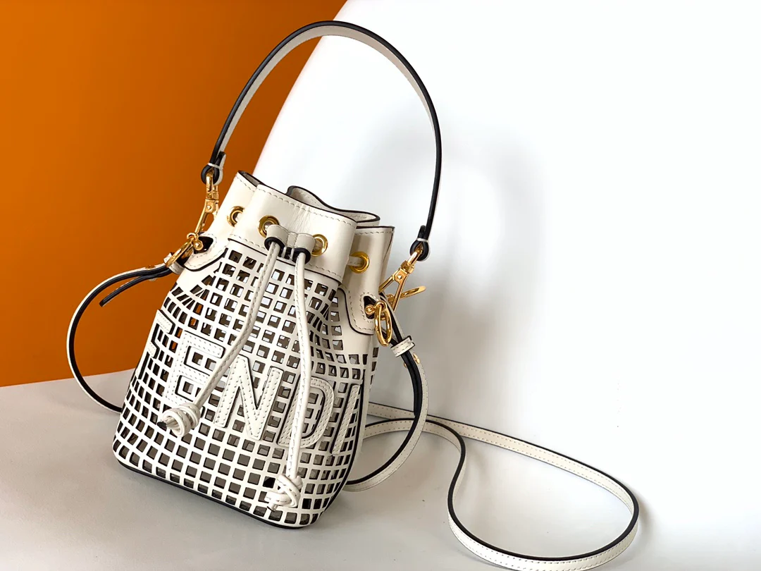 Сумка Fendi Montresor — белая (сумка-ведро на шпажке)