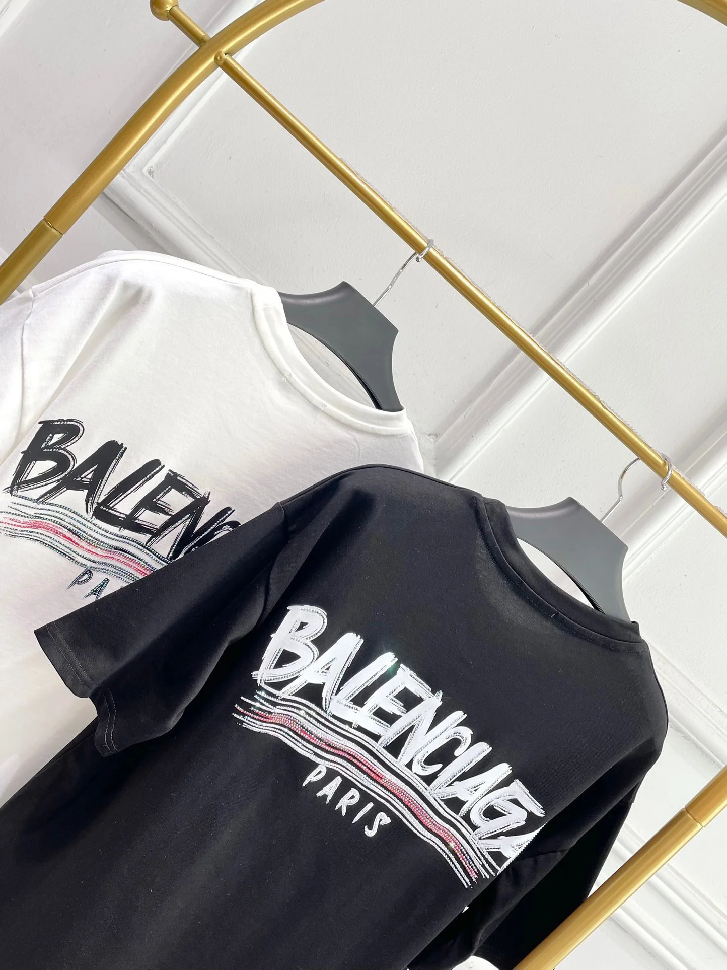 Футболка Balenciaga 2403 из хлопка с коротким рукавом, украшенная стразами и потертой надписью, свободного кроя, черная.