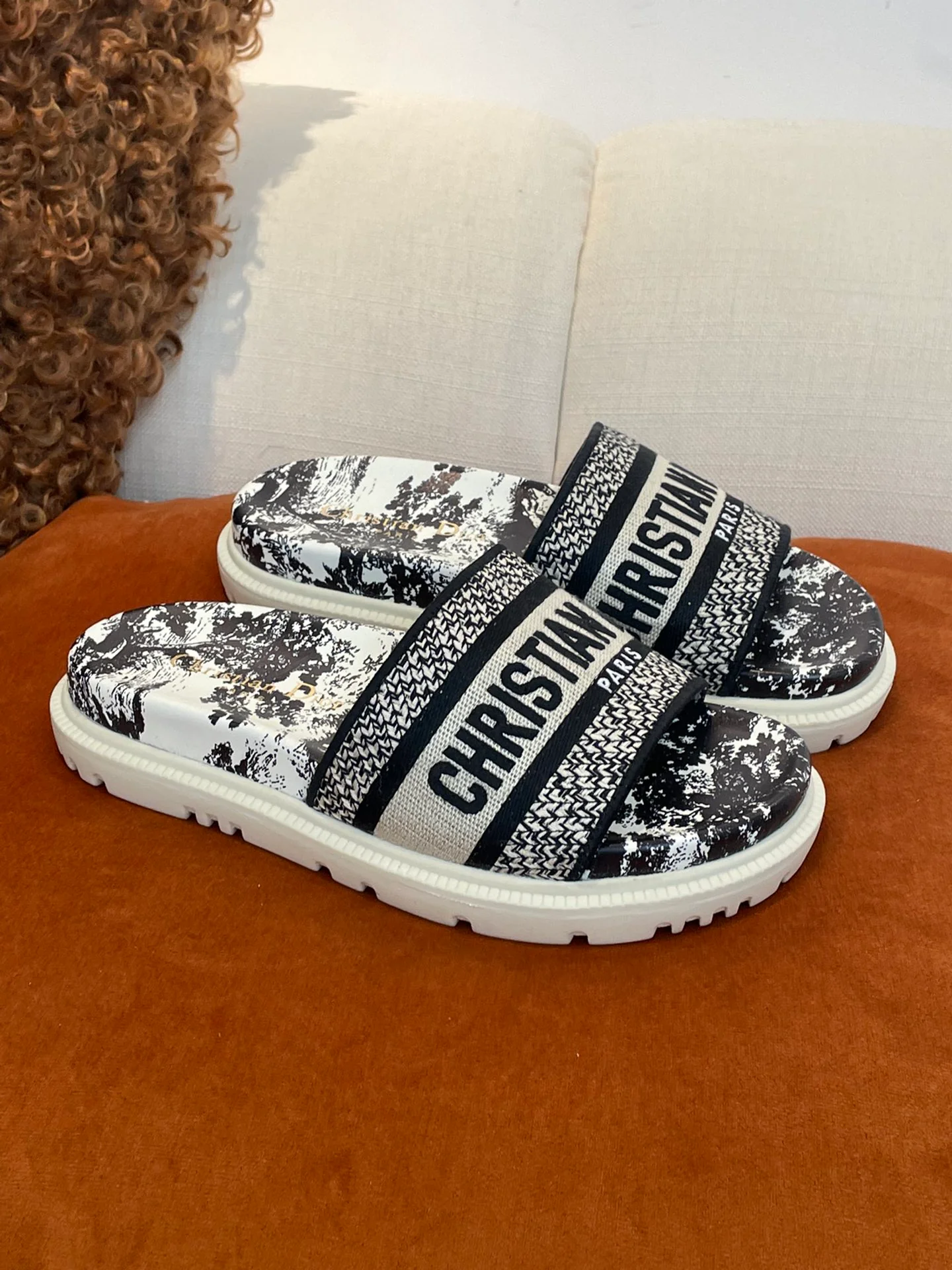 Dior - Черные вышитые тапочки