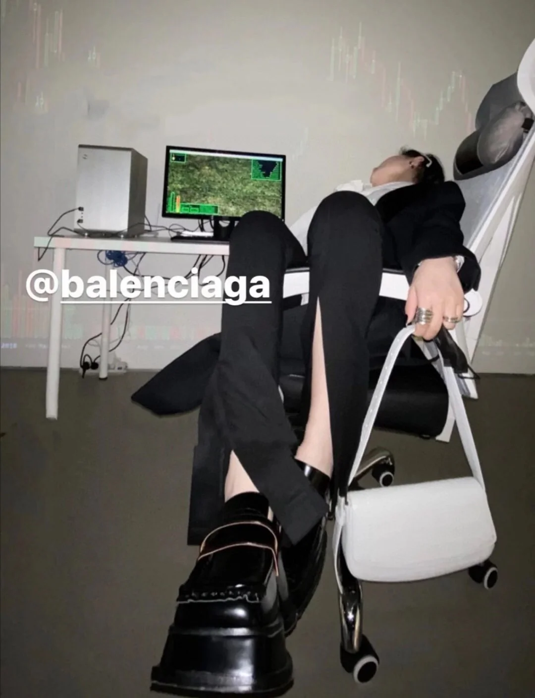 Сумка Balenciaga Ghost Bag - сумка под мышкой