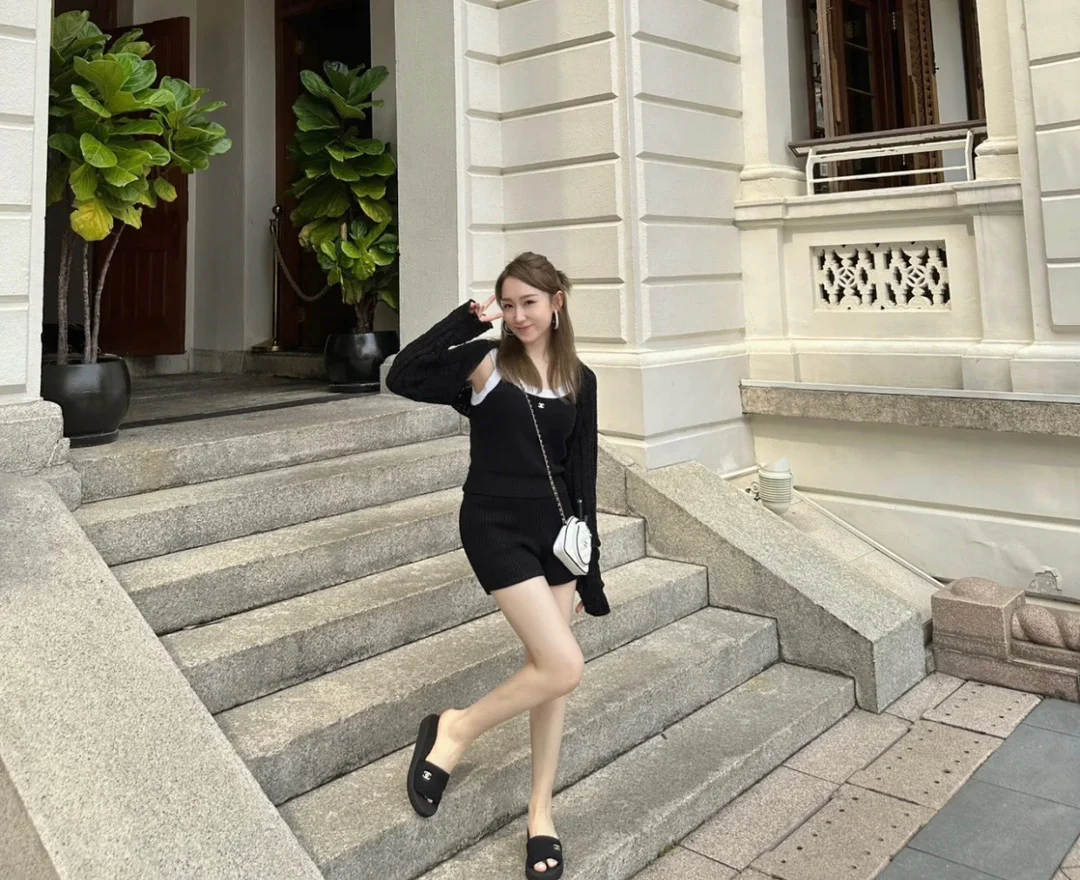 Новинка сезона весна/лето 2023 от Chanel - кожаные тапочки из овечьей кожи - черные.