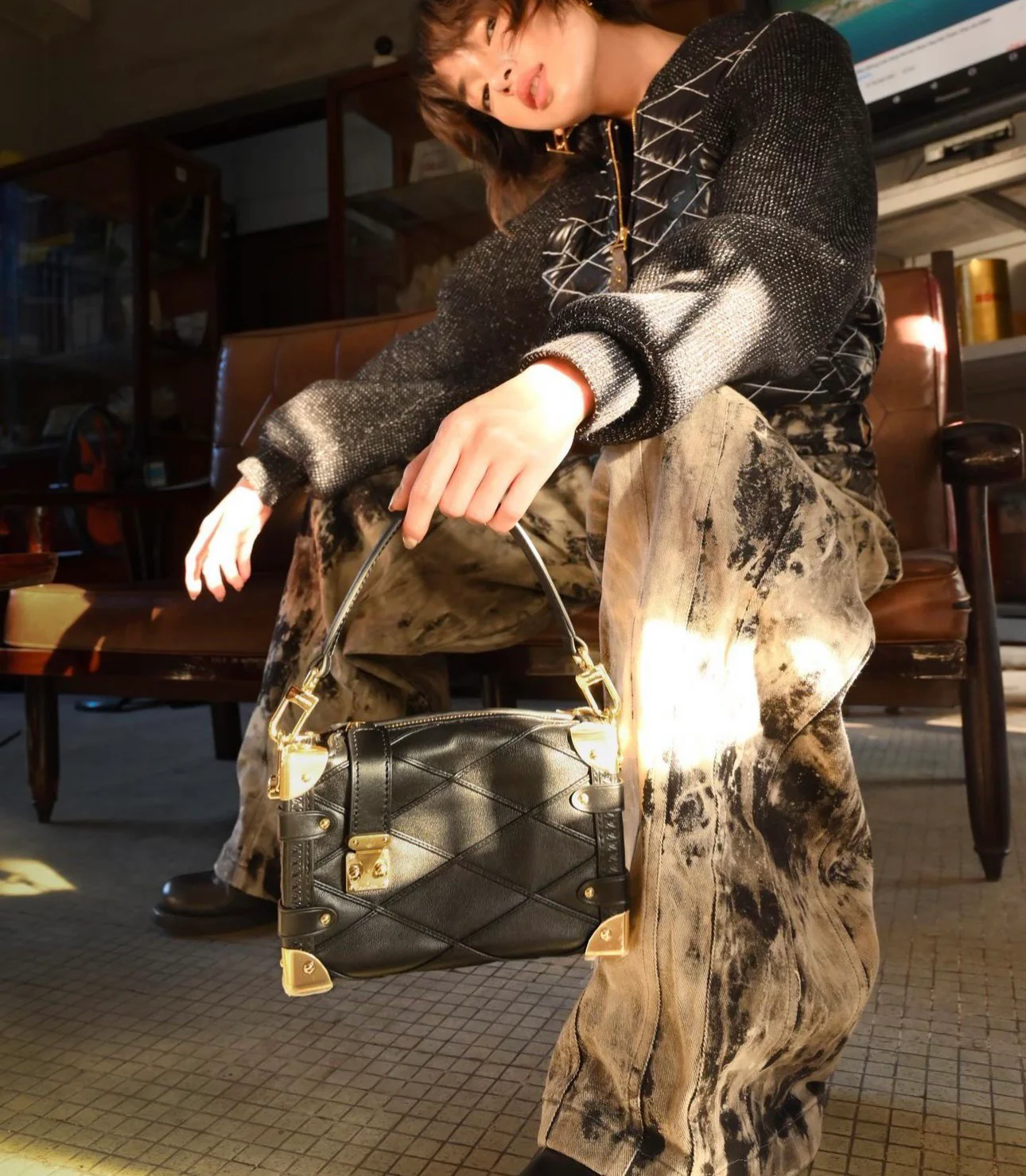 m83080-LV-side-trunk-pm chain bag-black diamond pattern